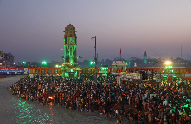 Hàng trăm ngàn người Ấn Độ hành hương về sông Hằng bất chấp COVID-19 - Ảnh 2.