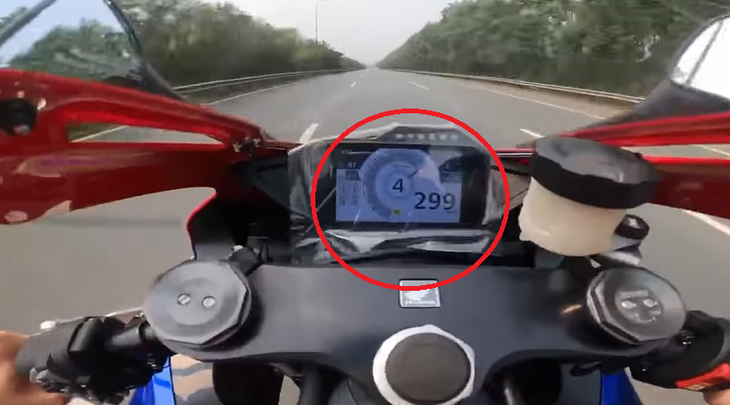 Xác minh tài xế mô tô phóng tốc độ bàn thờ 299 km/h trên đại lộ Thăng Long - Ảnh 2.