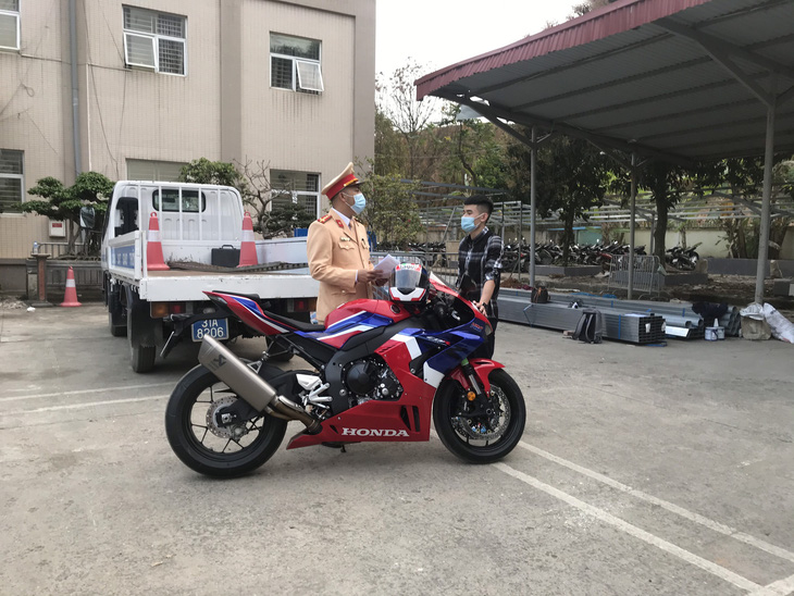 Tài xế phóng mô tô 299km/h trên đại lộ Thăng Long bị phạt 10,5 triệu - Ảnh 1.