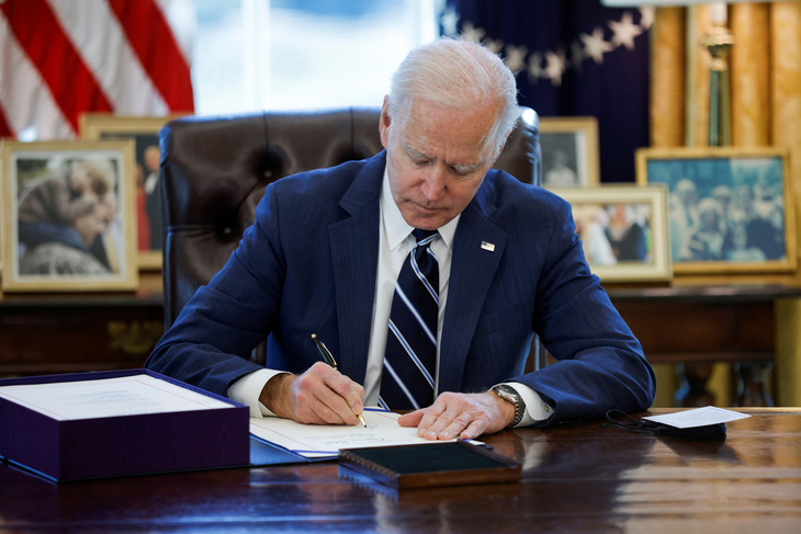Tổng thống Biden ký ban hành gói cứu trợ kinh tế 1.900 tỉ USD - Ảnh 1.