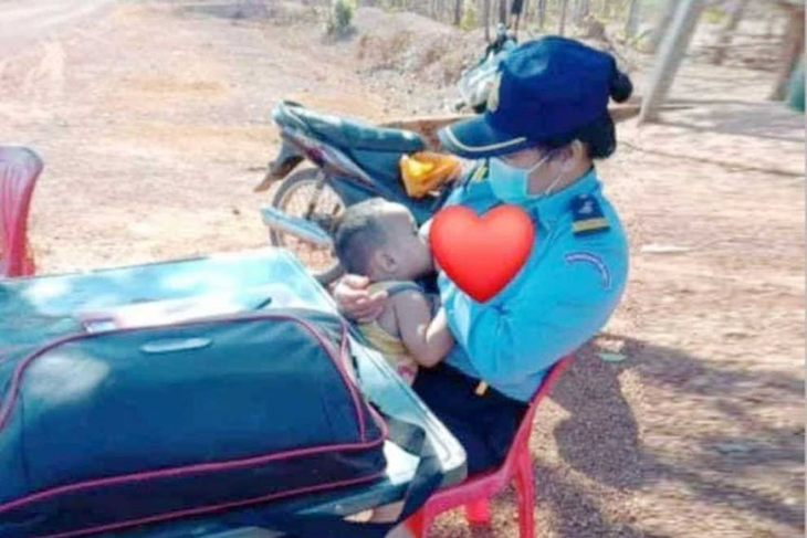 Nữ cảnh sát Campuchia cho con bú giữa giờ làm, chính quyền phạt, người dân bênh - Ảnh 1.