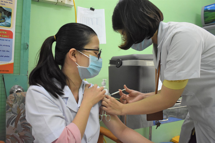 Khánh Hòa tiêm vắc xin COVID-19 cho nhân viên tuyến đầu chống dịch - Ảnh 1.