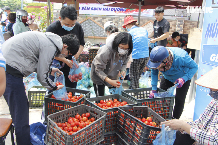 Tui bán bánh ướt lời được 5 chục, tui dành ra 2 chục mua rau củ của Hải Dương - Ảnh 2.