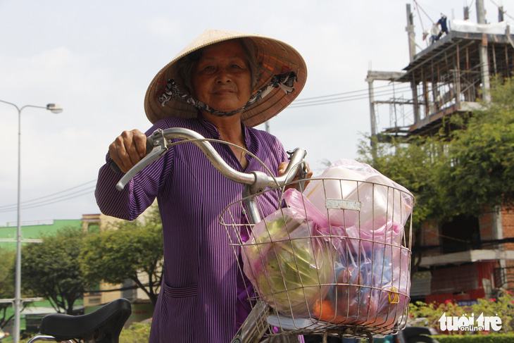 Tui bán bánh ướt lời được 5 chục, tui dành ra 2 chục mua rau củ của Hải Dương - Ảnh 1.