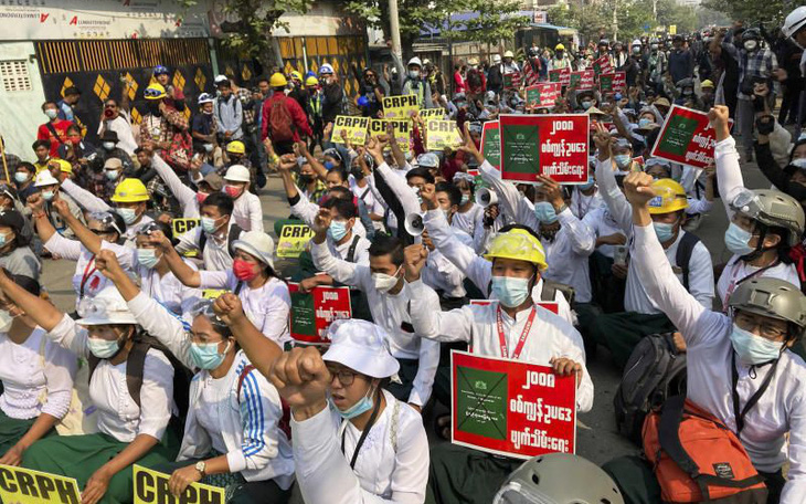 Ít nhất 6 người biểu tình Myanmar thiệt mạng, thêm nhiều cảnh sát chạy sang Ấn Độ