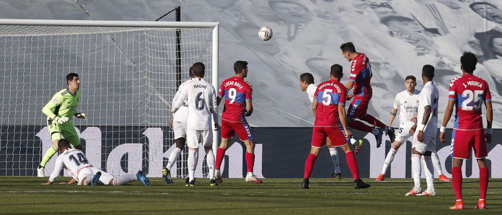 Benzema lập cú đúp giúp Real Madrid lội ngược dòng ngoạn mục - Ảnh 2.