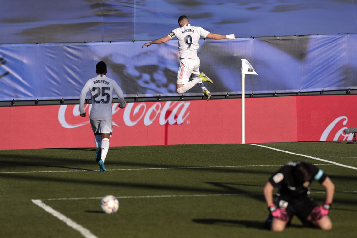 Benzema lập cú đúp giúp Real Madrid lội ngược dòng ngoạn mục - Ảnh 3.