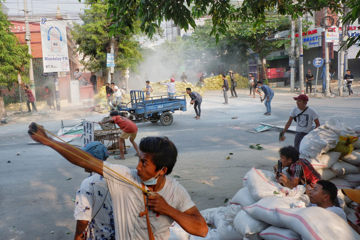 Ít nhất 14 người biểu tình thiệt mạng ở Myanmar, Trung Quốc kêu gọi ngừng bạo lực - Ảnh 1.
