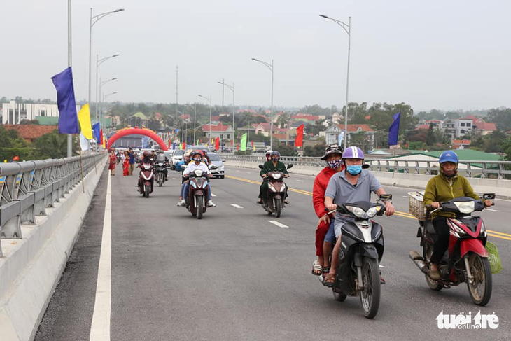 Thủ tướng cắt băng thông xe cầu Cửa Hội nối Nghệ An - Hà Tĩnh - Ảnh 2.