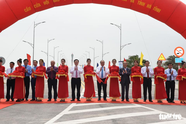 Thủ tướng cắt băng thông xe cầu Cửa Hội nối Nghệ An - Hà Tĩnh - Ảnh 1.