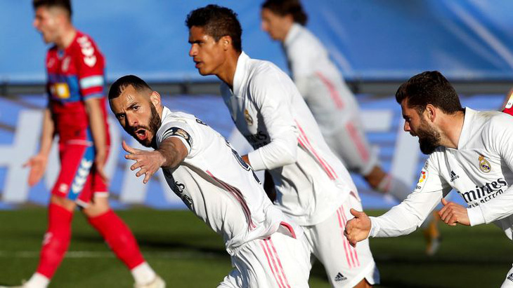 Benzema lập cú đúp giúp Real Madrid lội ngược dòng ngoạn mục - Ảnh 1.