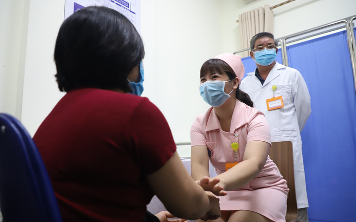 Vắc xin ngừa COVID-19 về Việt Nam bị chậm, nguy cơ thiếu hàng