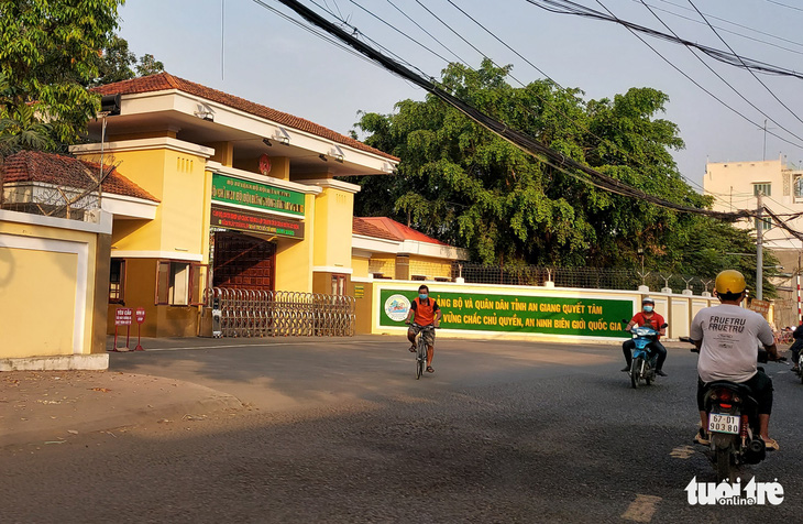 Vụ phát hiện hàng lậu tại nhà: thượng tá Hoàng Văn Nam đã làm tường trình, kiểm điểm và sẽ bị xử lý - Ảnh 1.