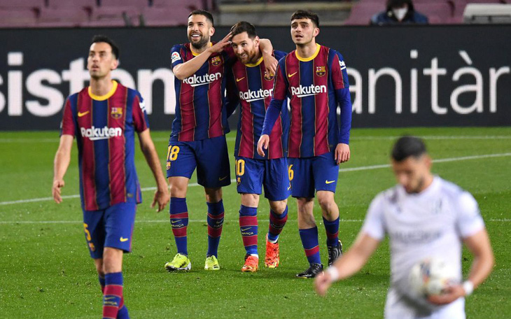 Messi lập cú đúp đưa Barca bám sát Atletico Madrid