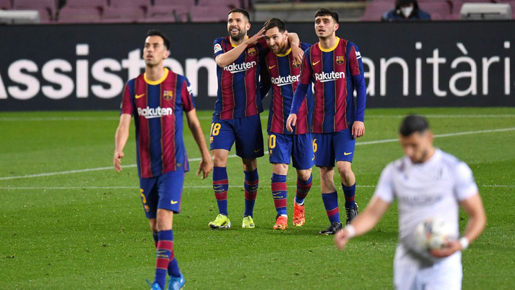 Messi lập cú đúp đưa Barca bám sát Atletico Madrid - Ảnh 1.