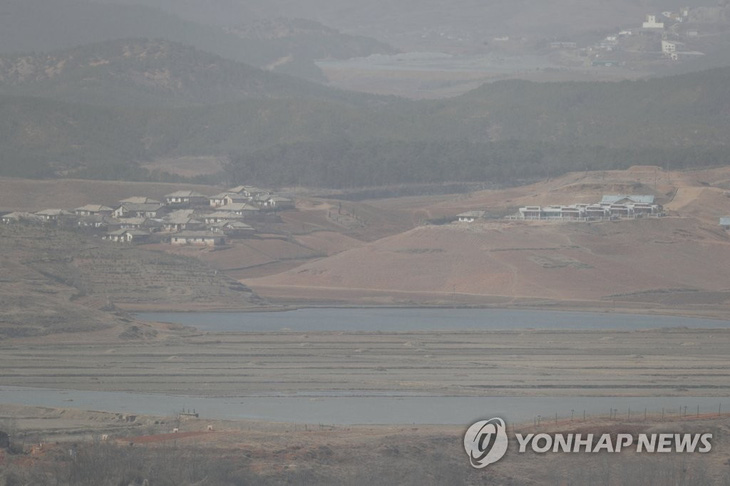 Bão cát Trung Quốc bao trùm Hàn Quốc, Triều Tiên yêu cầu khách nước ngoài ở nhà - Ảnh 1.