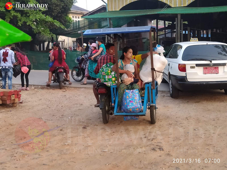 Dân ồ ạt tháo chạy khỏi khu vực thiết quân luật ở thành phố lớn nhất Myanmar - Ảnh 2.
