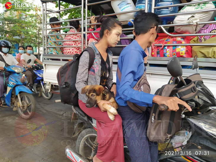 Dân ồ ạt tháo chạy khỏi khu vực thiết quân luật ở thành phố lớn nhất Myanmar - Ảnh 1.