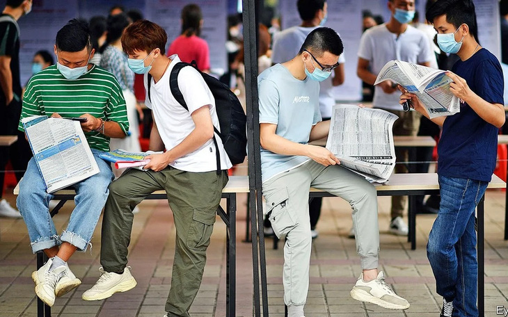 Tỉ lệ thất nghiệp vượt 13%, giới trẻ Trung Quốc chật vật tìm việc làm