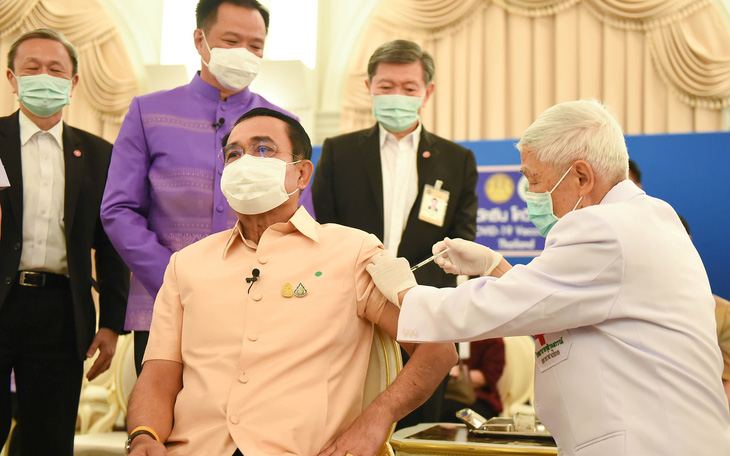 Thủ tướng Prayuth tiêm vắc xin AstraZeneca để làm gương cho dân