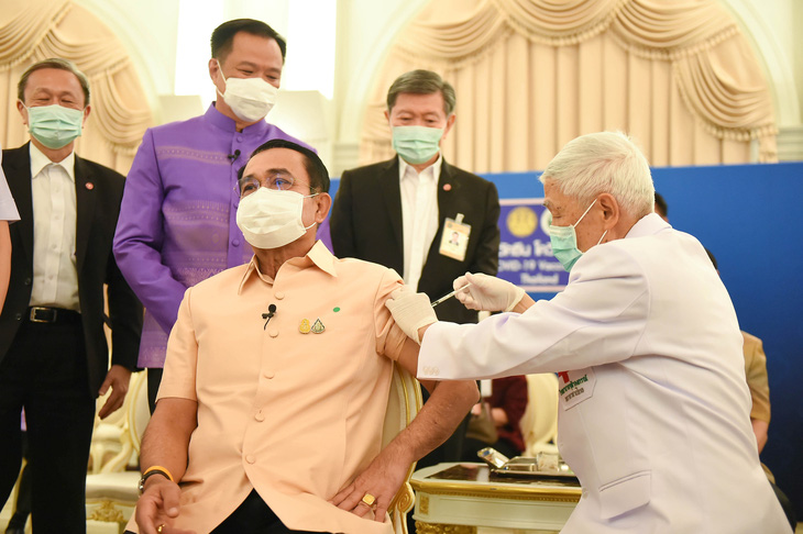 Thủ tướng Prayuth tiêm vắc xin AstraZeneca để làm gương cho dân - Ảnh 1.