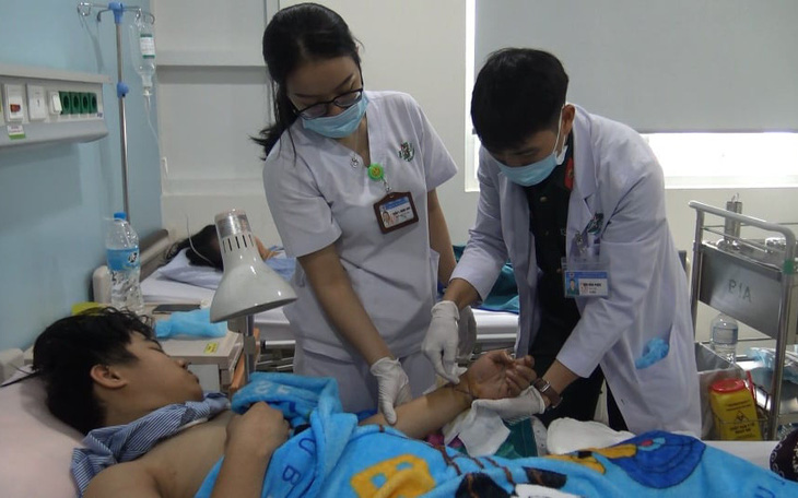 Bệnh viện 175 ‘cứu sống’ hai bàn tay gần đứt lìa của hai thanh niên
