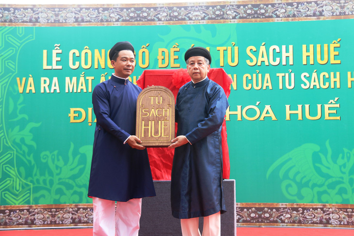 UBND Thừa Thiên Huế ra mắt Tủ sách Huế để quảng bá văn hóa cố đô - Ảnh 1.