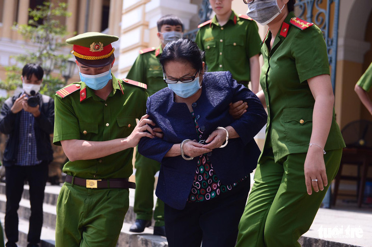 Xét xử bà Dương Thị Bạch Diệp: Cả luật sư, bị cáo từ chối ký vào biên bản của tòa - Ảnh 3.