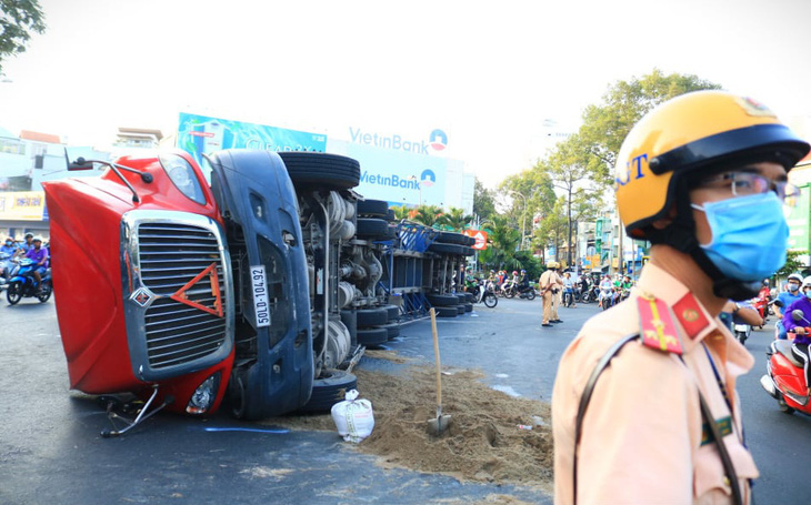 Thoát chết gang tấc khi nguyên xe container lật ngang ở ngã bảy Lý Thái Tổ