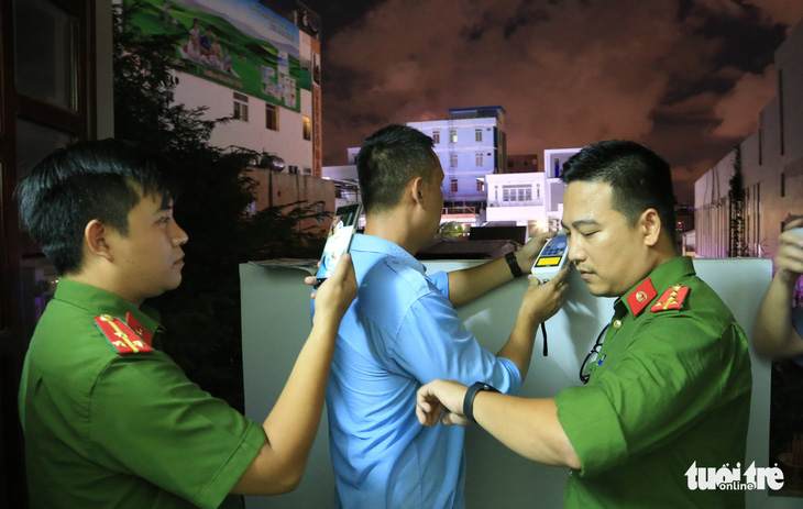 Đội phản ứng nhanh Đà Nẵng tạm giữ 2 loa mở nhạc ồn ào sau 22h - Ảnh 2.