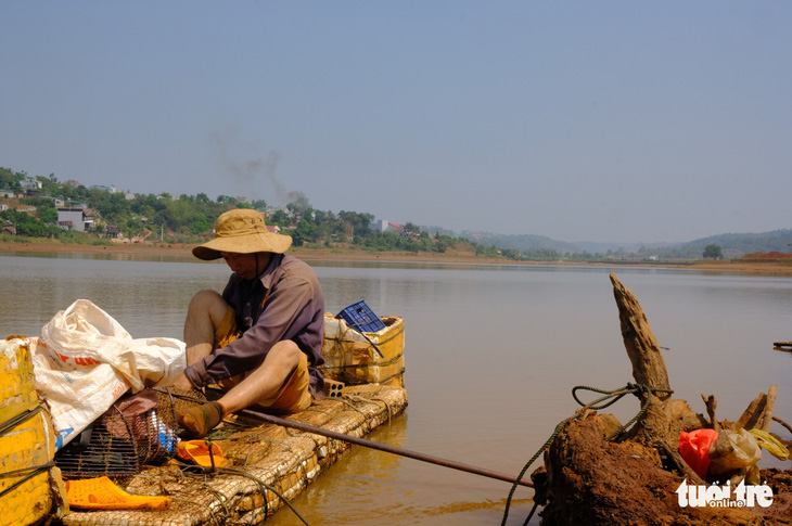 Đi giật lùi giữa lòng hồ, kiếm tiền mỗi ngày - Ảnh 2.