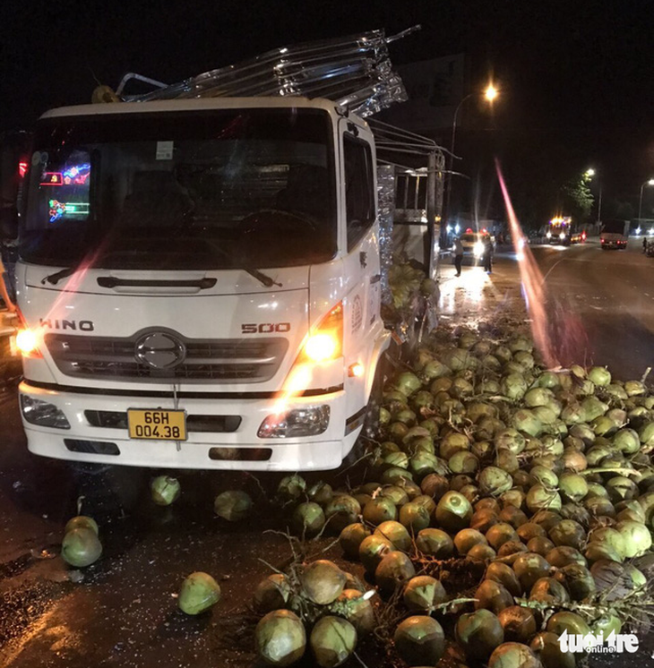 Xe khách va chạm với xe tải chở dừa, nhiều người bị thương trên quốc lộ 1 - Ảnh 1.