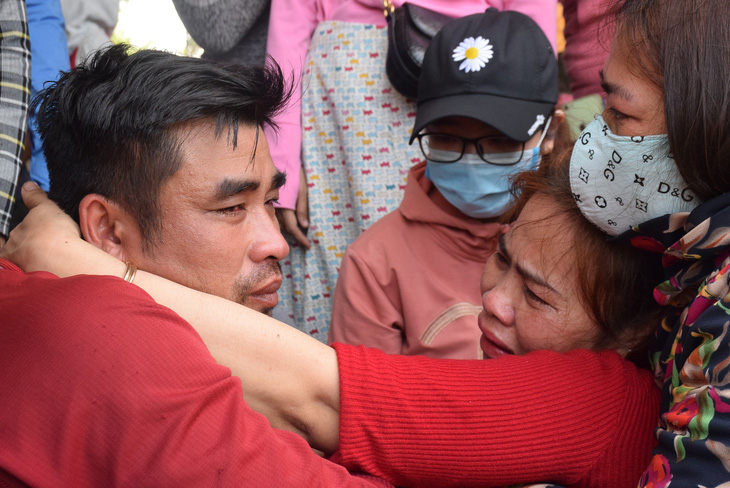 Nước mắt xúc động đón 47 ngư dân gặp nạn trên biển trở về - Ảnh 8.