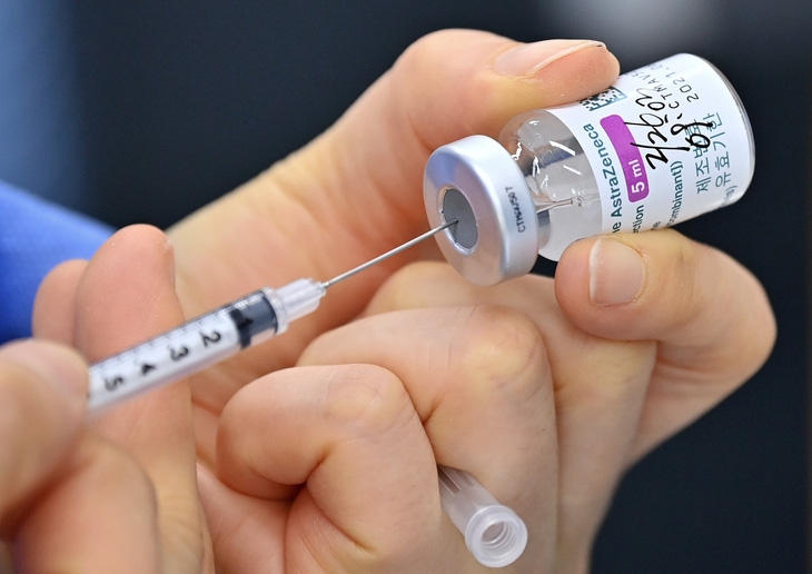 Vắc xin ngừa COVID-19 dùng tiết kiệm cho thêm nhiều người, có nên không? - Ảnh 3.