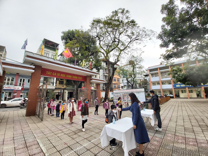 Trường học Hà Nội phòng dịch nghiêm ngặt để đón gần 2 triệu học sinh đi học lại - Ảnh 1.