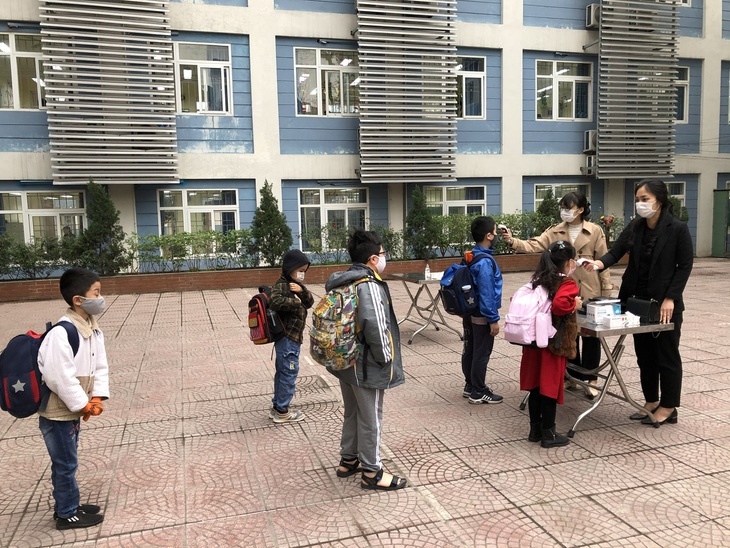 Trường học Hà Nội phòng dịch nghiêm ngặt để đón gần 2 triệu học sinh đi học lại - Ảnh 2.