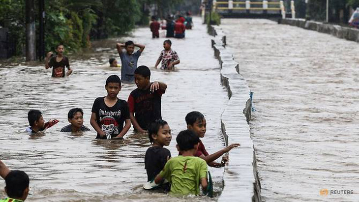 Hàng ngàn trẻ thành mồ côi ở Indonesia vì mất cha mẹ do dịch bệnh - Ảnh 2.