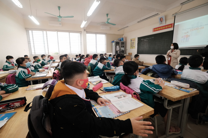 Gần 2 triệu học sinh Hà Nội trở lại trường: Phòng dịch nghiêm, tinh thần thoải mái - Ảnh 1.