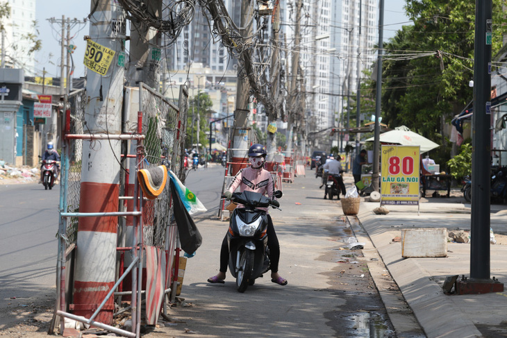 2 hộ dân không cho đặt trạm biến áp, 80 trụ điện đứng chờ giữa đường - Ảnh 1.