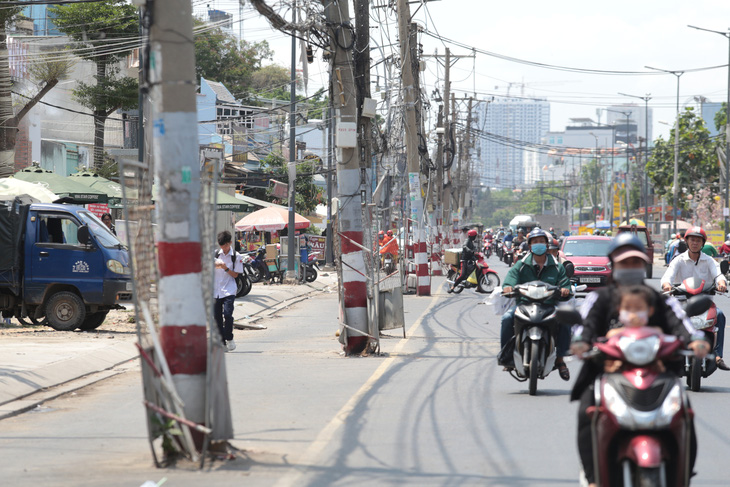 2 hộ dân không cho đặt trạm biến áp, 80 trụ điện đứng chờ giữa đường - Ảnh 2.