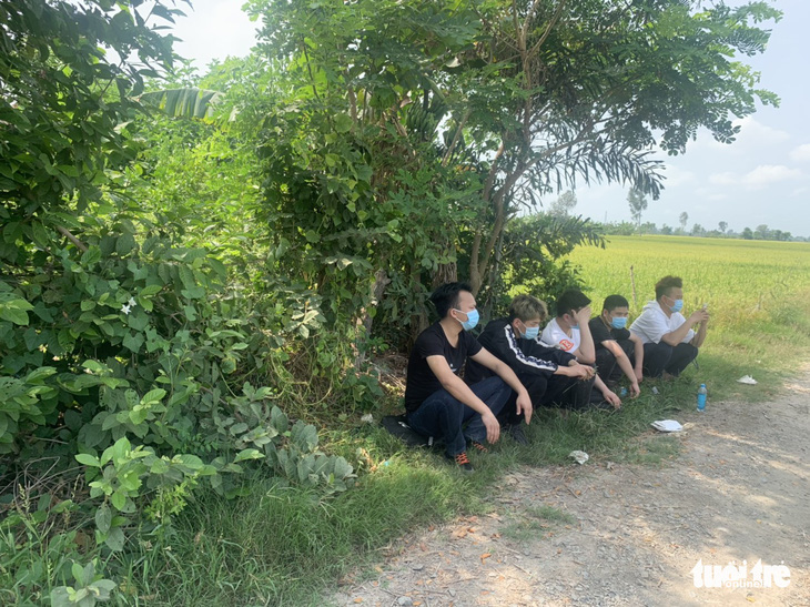 Dân báo 5 người Trung Quốc chờ người lạ ngoài đồng vắng, công an Châu Phú có mặt - Ảnh 1.