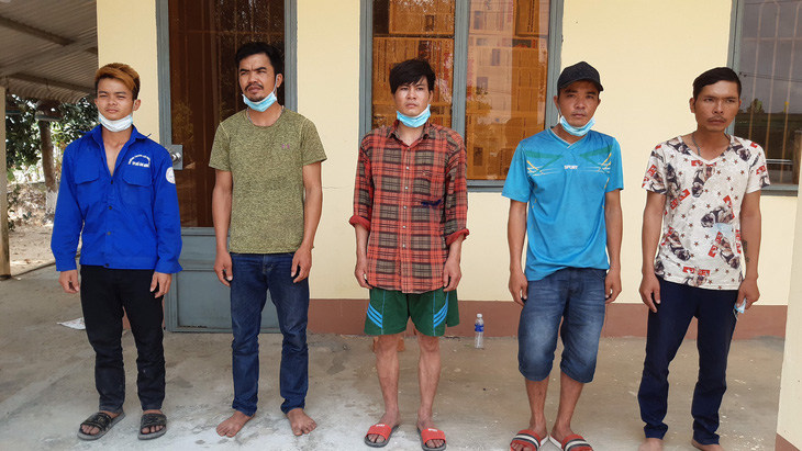 5 thanh niên từ Campuchia bơi qua sông biên giới, bị bắt trên đất liền Việt Nam - Ảnh 1.
