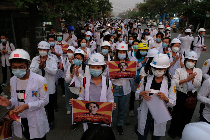 Bác sĩ, y tá ở Myanmar xuống đường biểu tình - Ảnh 2.