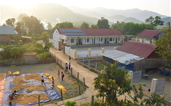 Những cô giáo miền xuôi lặn lội gieo chữ ở làng Canh Tiến - Ảnh 2.