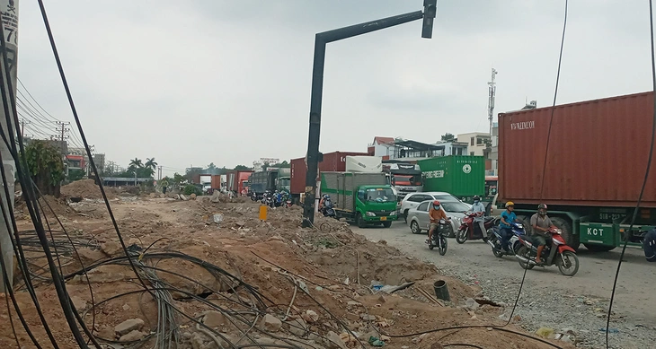 Ớn lạnh đi trên con đường tử thần ở Bình Dương - Ảnh 1.