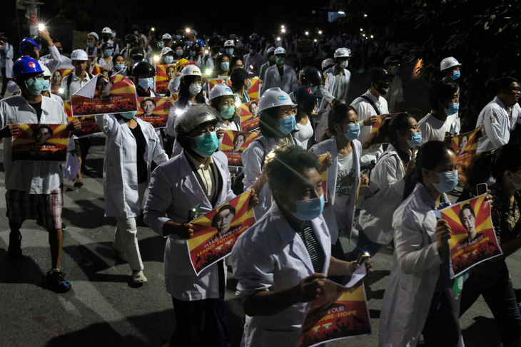 Bác sĩ, y tá ở Myanmar xuống đường biểu tình - Ảnh 1.
