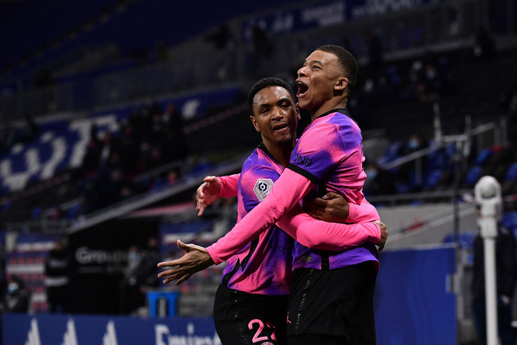 Mbappe tỏa sáng đưa PSG lên ngôi đầu bảng - Ảnh 1.