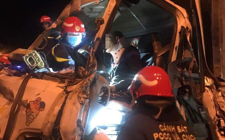 Cảnh sát cắt cabin giải cứu 2 người mắc kẹt sau tai nạn trên cầu Thanh Trì