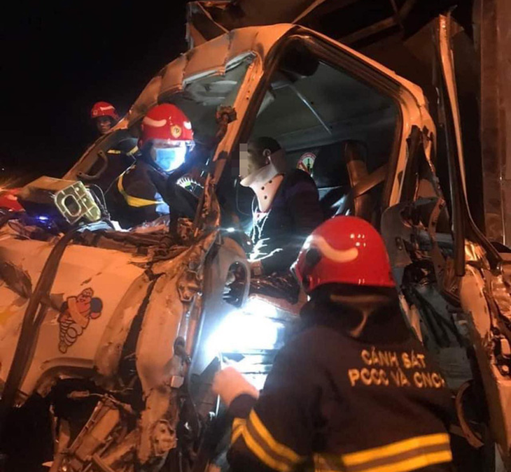 Cảnh sát cắt cabin giải cứu 2 người mắc kẹt sau tai nạn trên cầu Thanh Trì - Ảnh 1.