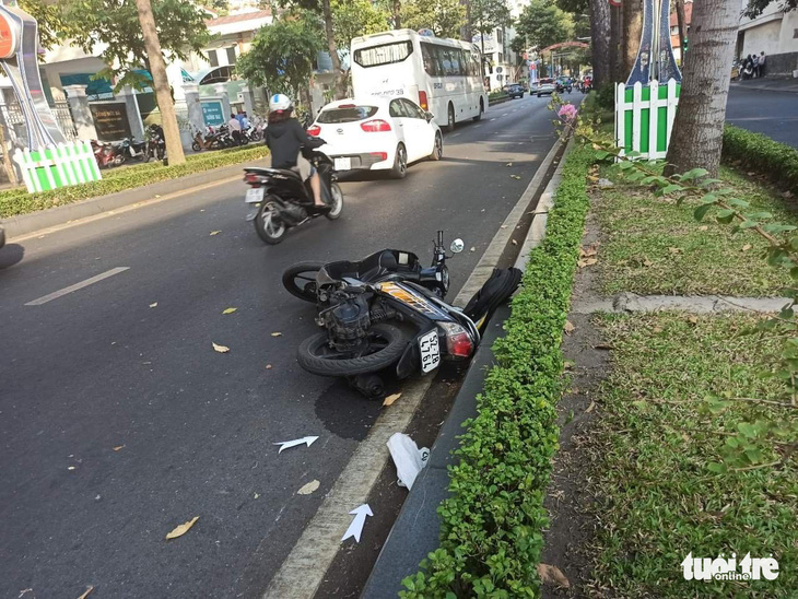 Chàng trai nước ngoài đang chạy xe máy, ngã lăn ra chết giữa đường - Ảnh 2.